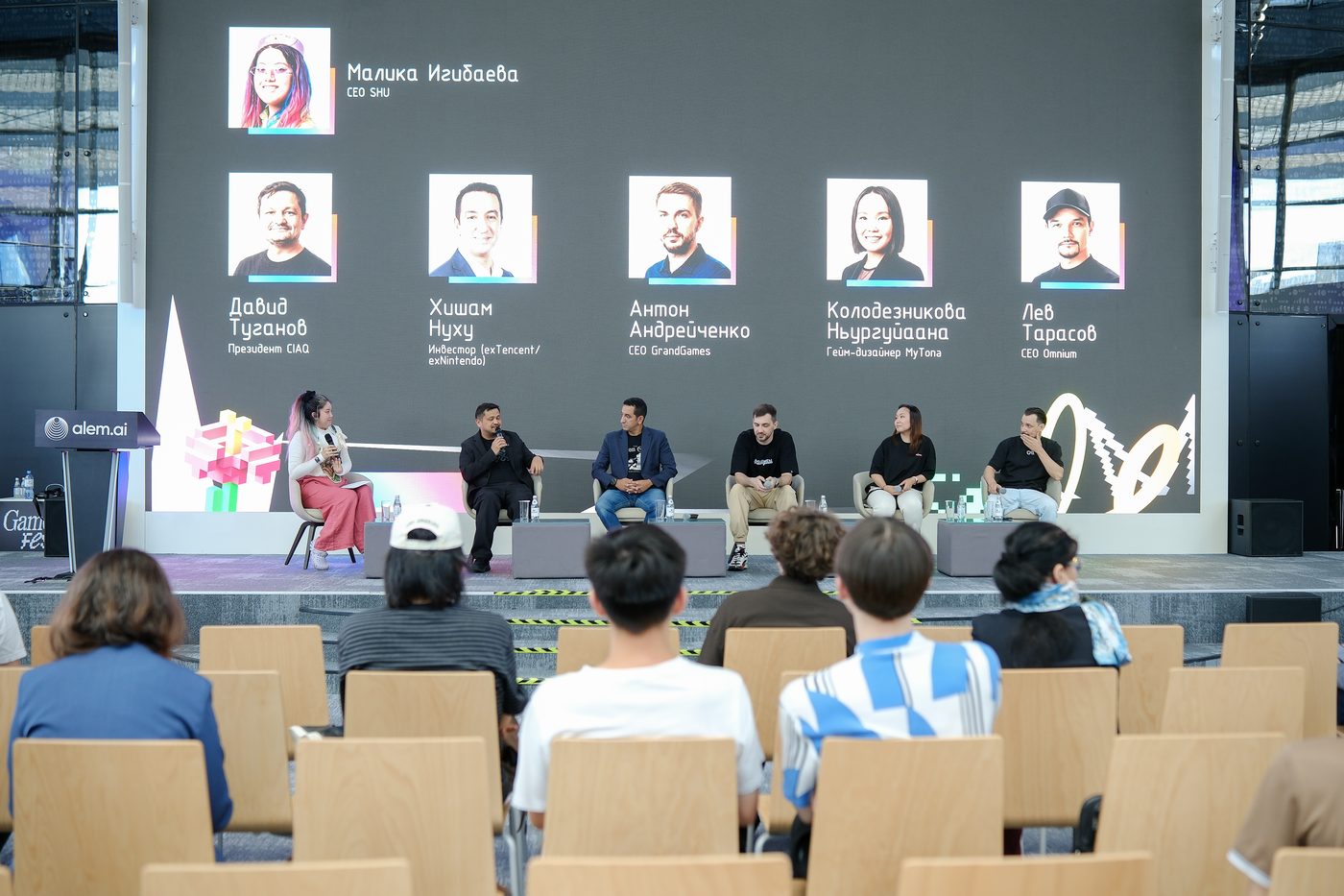 Панельная дискуссия на сцене GameDev Fest 2026: шесть участников на сцене и зал